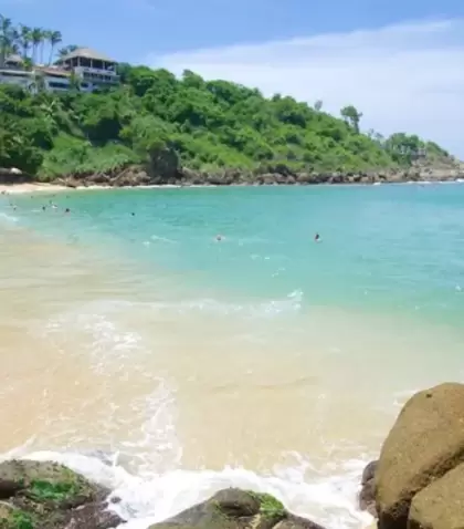 En Puerto Escondido, sin multitudes, la calma se adue�a de la playa y el paisaje del Pac�fico mexicano se revela en su versi�n m�s pura y serena.