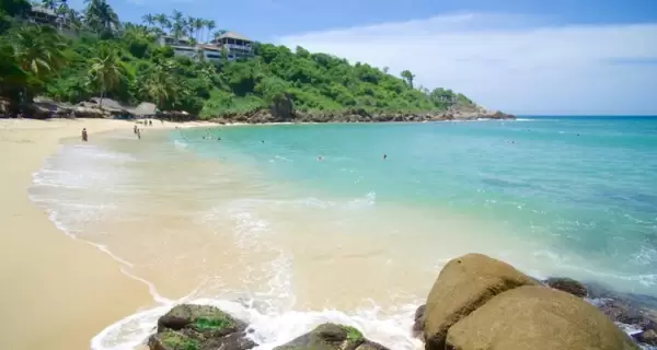 En Puerto Escondido, sin multitudes, la calma se adue�a de la playa y el paisaje del Pac�fico mexicano se revela en su versi�n m�s pura y serena.