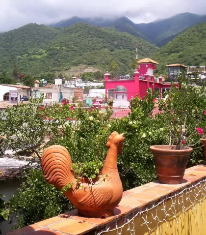 Ajijic combina arte, color y tranquilidad junto al lago.