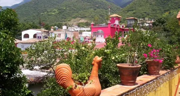 Ajijic combina arte, color y tranquilidad junto al lago.