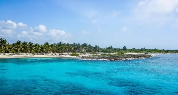 Cozumel destaca por sus arrecifes y aguas cristalinas..