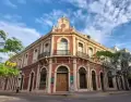 El centro hist�rico conserva arquitectura y vida urbana activa.
