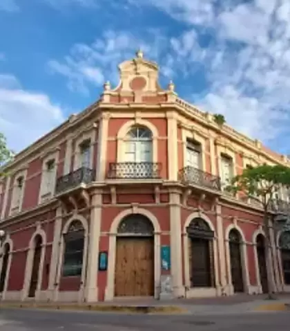 El centro hist�rico conserva arquitectura y vida urbana activa.