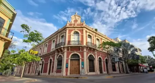 El centro hist�rico conserva arquitectura y vida urbana activa.