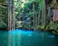Ik Kil es uno de los cenotes m�s conocidos y visitados de Yucat�n.