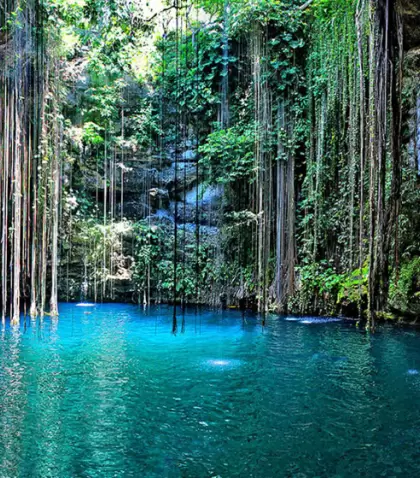 Ik Kil es uno de los cenotes m�s conocidos y visitados de Yucat�n.