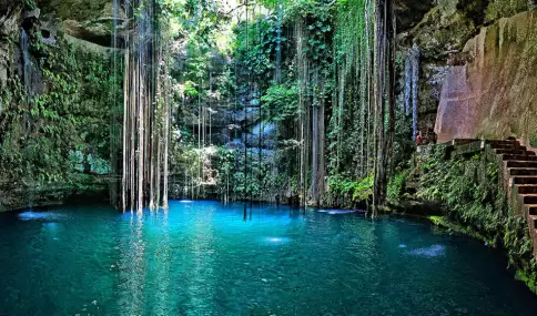 Ik Kil es uno de los cenotes m�s conocidos y visitados de Yucat�n.