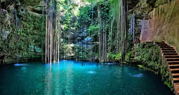 Ik Kil es uno de los cenotes m�s conocidos y visitados de Yucat�n.
