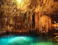 Nadar en un cenote cerrado es una de las experiencias m�s impactantes de M�xico.