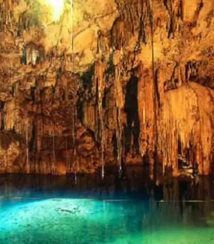 Nadar en un cenote cerrado es una de las experiencias m�s impactantes de M�xico.