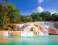 Agua Azul es un conjunto de cascadas escalonadas en plena selva chiapaneca.