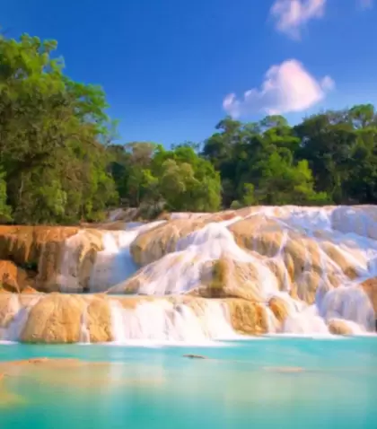 Agua Azul es un conjunto de cascadas escalonadas en plena selva chiapaneca.