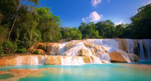 Agua Azul es un conjunto de cascadas escalonadas en plena selva chiapaneca.