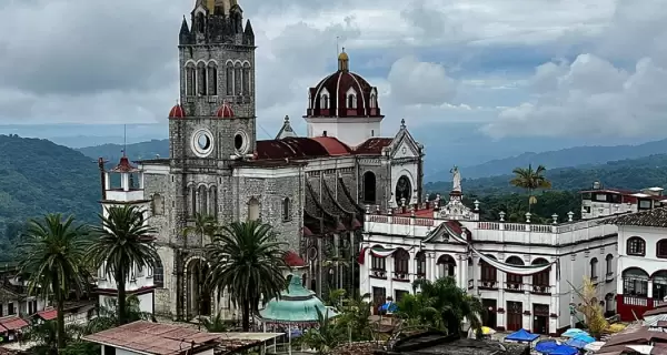 Cuetzalan combina sierra, neblina y tradiciones vivas.