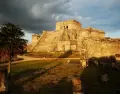 Tulum combina arqueolog�a maya y paisaje natural.