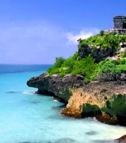 La playa cercana a la zona arqueol�gica combina historia y paisaje.
