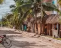 El centro de Holbox mantiene un ritmo isle�o y relajado.
