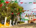 Pueblos M�gicos de M�xico m�s visitados con plaza colonial y turistas.