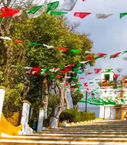 Pueblos M�gicos de M�xico m�s visitados con plaza colonial y turistas.