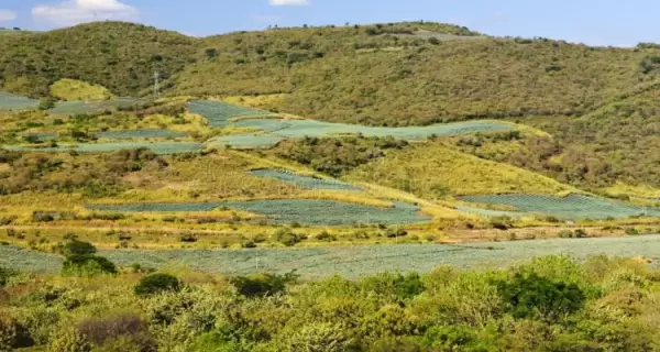M�xico rural con paisaje de campo y pueblo peque�o entre monta�as.