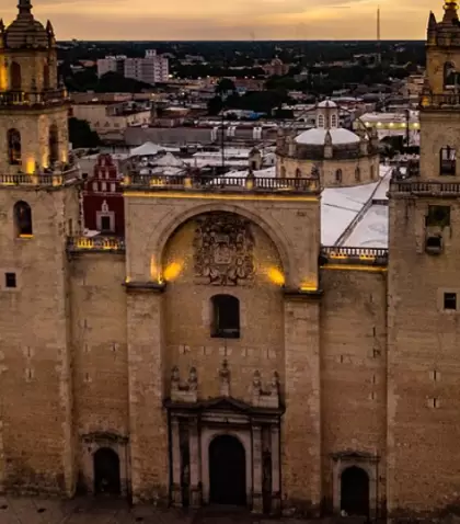 M�rida imperdible al atardecer en la Catedral de San Ildefonso.
