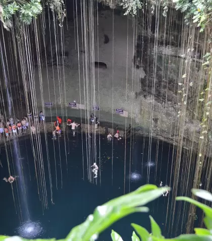 Cenotes cerca de Valladolid con agua azul y entorno natural en Yucat�n.
