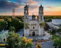 Valladolid Yucat�n imperdible con Plaza Principal y Catedral al atardecer.