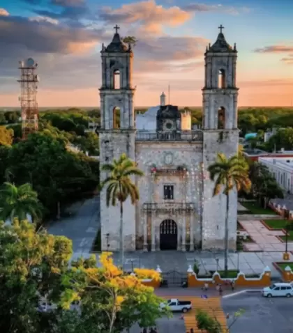 Valladolid Yucat�n imperdible con Plaza Principal y Catedral al atardecer.