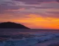 Atardecer en una playa del Pac�fico mexicano con olas marcadas y horizonte amplio.