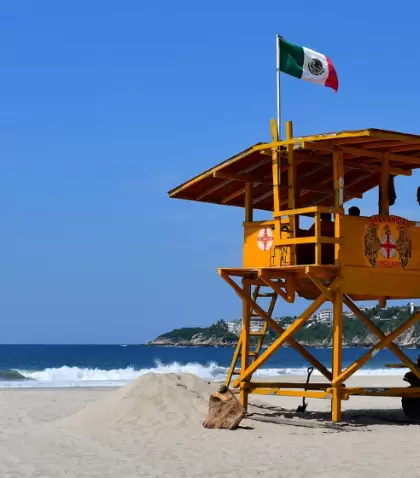 Destinos del Pac�fico mexicano con playa y oleaje al atardecer.