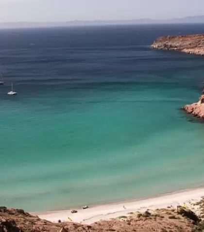 Ensenada Grande, en Isla Partida, ofrece arenas doradas y aguas turquesa en el coraz�n del Mar de Cort�s, Baja California, M�xico.