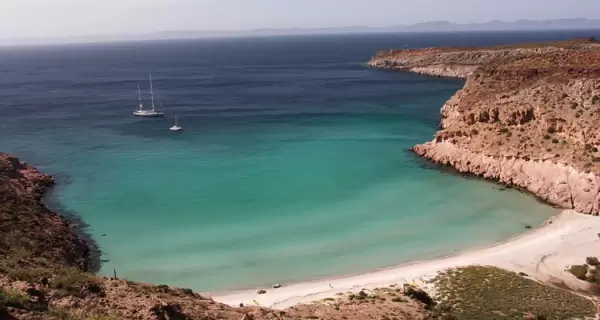 Ensenada Grande, en Isla Partida, ofrece arenas doradas y aguas turquesa en el coraz�n del Mar de Cort�s, Baja California, M�xico.
