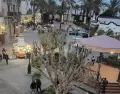 Viajes urbanos en M�xico con plaza y caf�s en ciudad hist�rica.