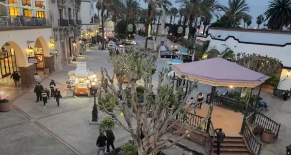 Viajes urbanos en M�xico con plaza y caf�s en ciudad hist�rica.
