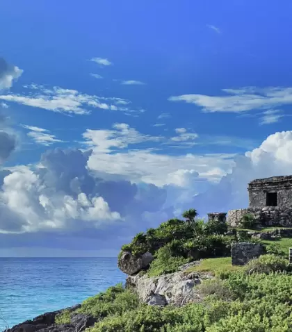 Ruinas de Tulum, frente al mar Caribe: historia y paisaje en un solo vistazo.