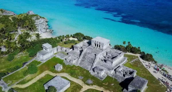 En Zona Arqueol�gica de Tulum, recorrer las ruinas frente al mar Caribe combina historia y vistas �nicas.