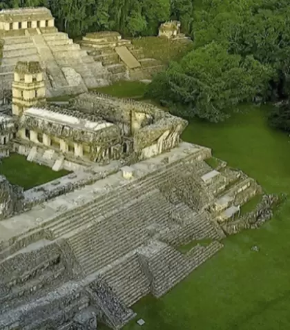 La arquitectura monumental y el misterio de su historia convierten la visita en un viaje directo al coraz�n del mundo maya.