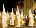 Procesiones de Semana Santa en M�xico con velas y calles coloniales.