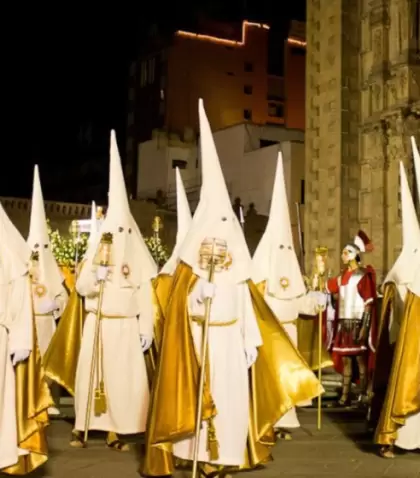 Procesiones de Semana Santa en M�xico con velas y calles coloniales.