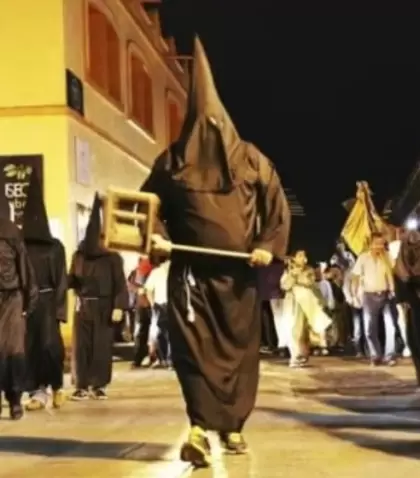 Semana Santa en Taxco con procesi�n religiosa en calles coloniales.