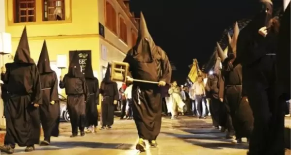 Semana Santa en Taxco con procesi�n religiosa en calles coloniales.