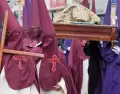 Tradiciones de semana santa en mexico con procesi�n religiosa en pueblo colonial.