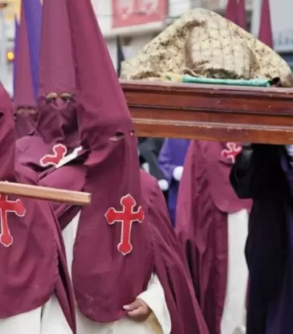 Tradiciones de semana santa en mexico con procesi�n religiosa en pueblo colonial.
