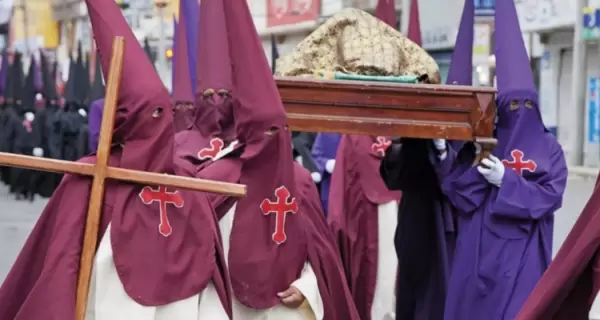 Tradiciones de semana santa en mexico con procesi�n religiosa en pueblo colonial.