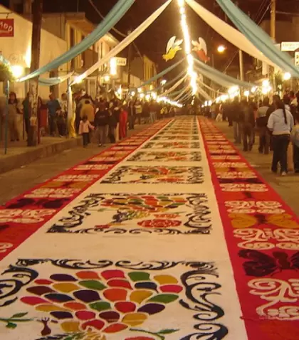 Durante Semana Santa, las calles del centro hist�rico de Oaxaca se llenan de coloridas alfombras de aserr�n.
