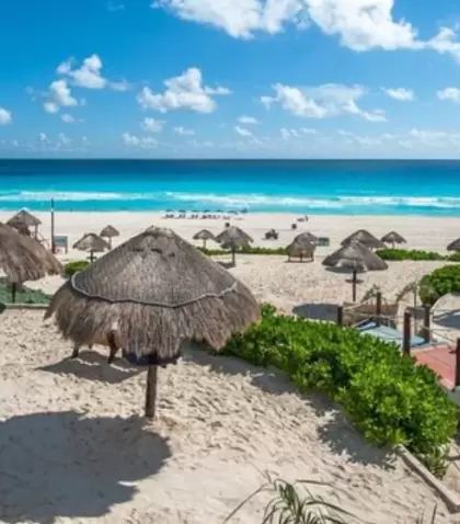 En Playa Delfines, la amplitud de su playa p�blica y la vista abierta al mar Caribe la convierten en uno de los puntos m�s reconocibles de Canc�n.
