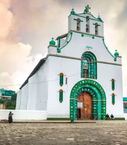 En los pueblos de Chiapas, la Semana Santa se vive con profundas tradiciones, procesiones y rituales que marcan la vida comunitaria.