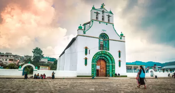 En los pueblos de Chiapas, la Semana Santa se vive con profundas tradiciones, procesiones y rituales que marcan la vida comunitaria.