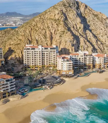 Entre el desierto y el mar, Los Cabos recibe a miles de viajeros en plena temporada.