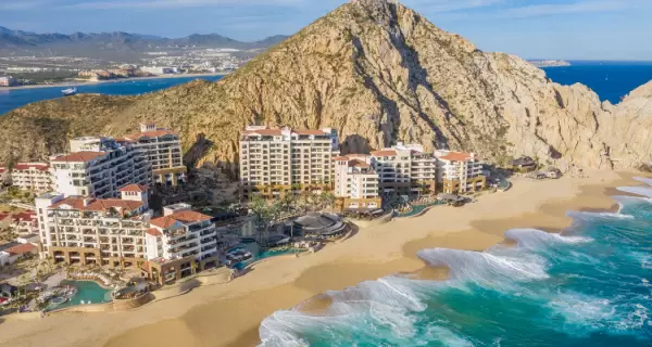 Entre el desierto y el mar, Los Cabos recibe a miles de viajeros en plena temporada.